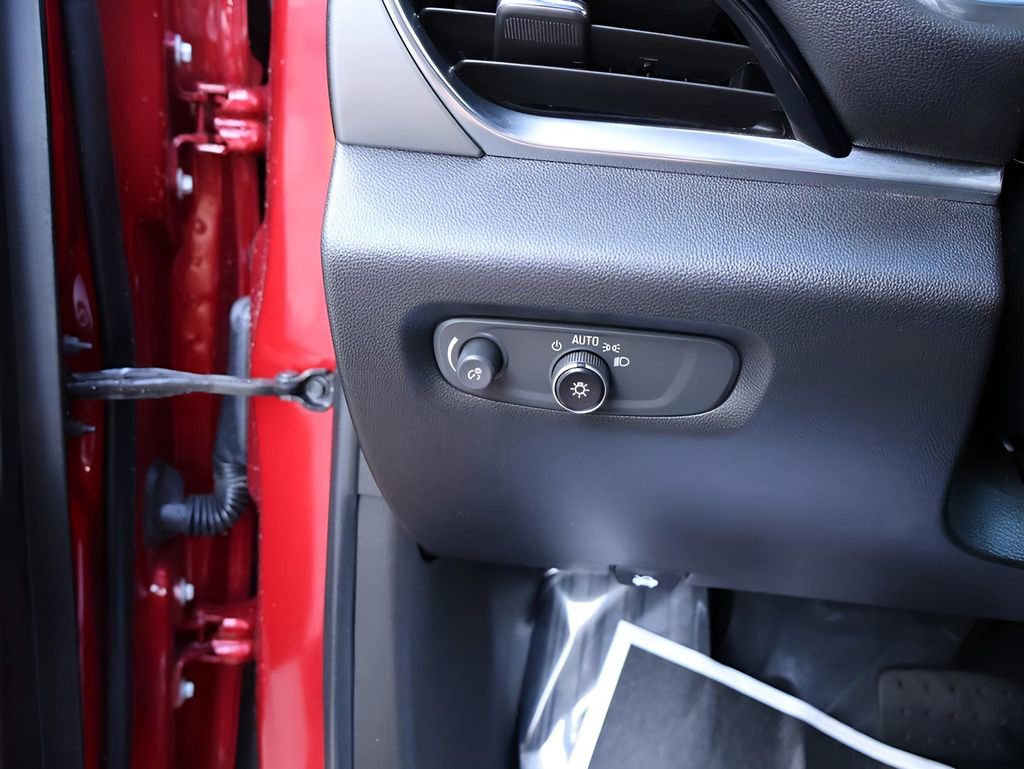 Used 2023 Chevrolet Traverse LT image 39