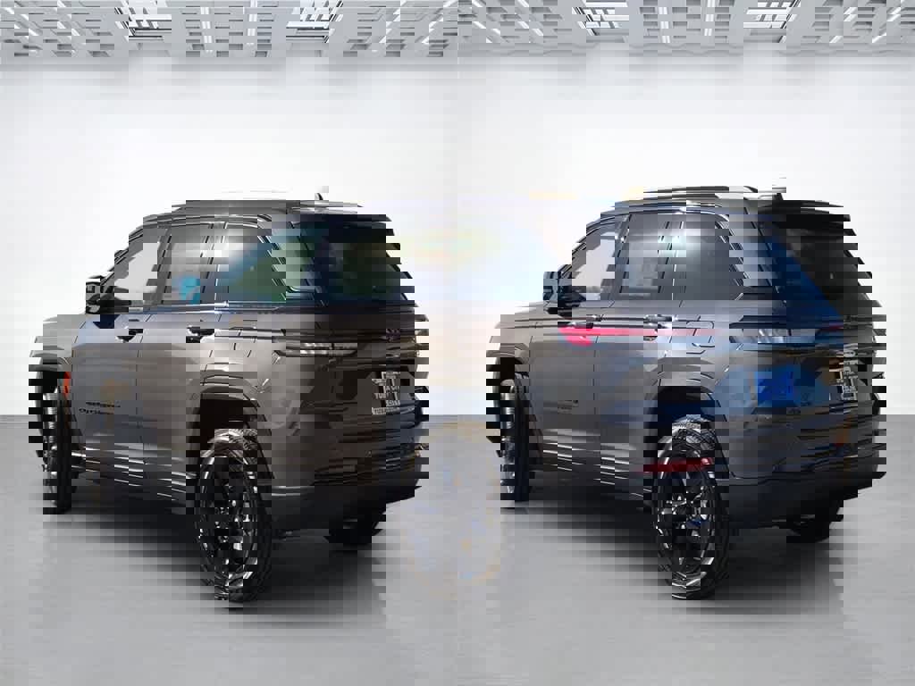 New 2025 Jeep Grand Cherokee Altitude image 4