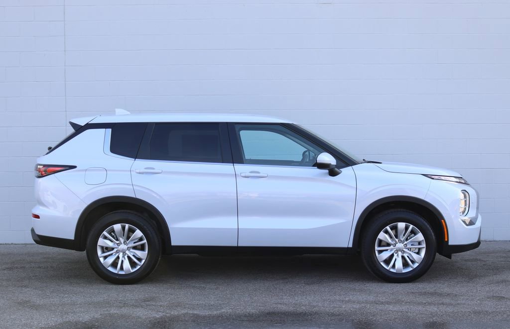 New 2026 Mitsubishi Outlander ES image 2