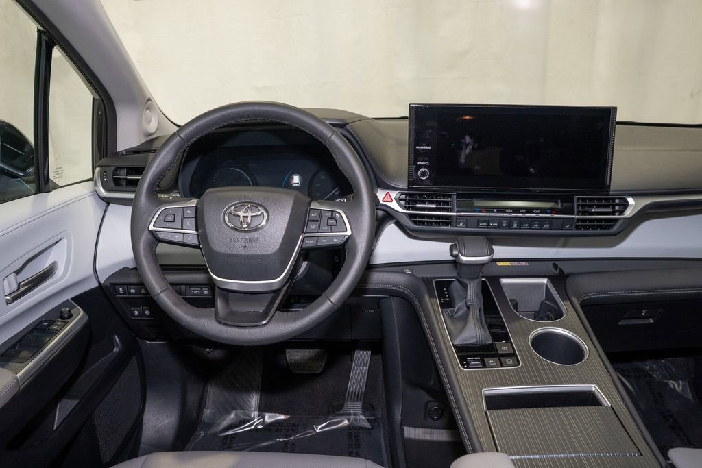 Used 2025 Toyota Sienna XLE image 7