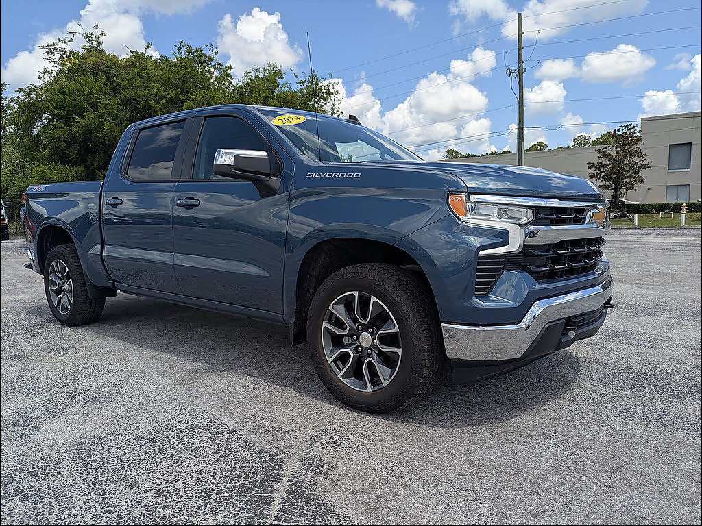 Used 2024 Chevrolet Silverado 1500 LT AWD/4WD image 2