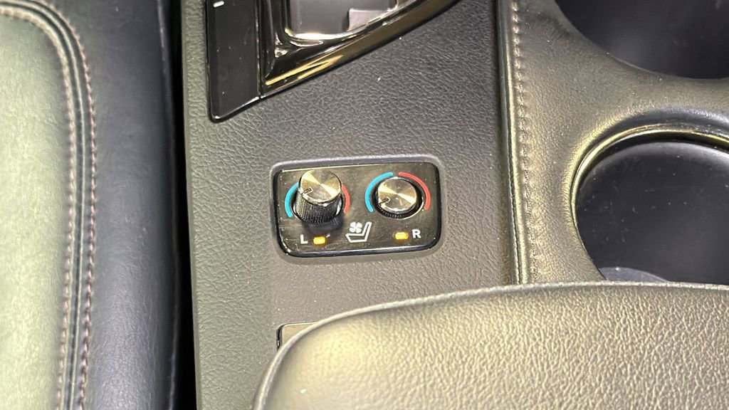 Used 2016 Toyota Avalon Limited image 22