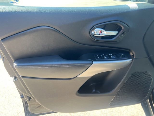 Used 2019 Jeep Cherokee Overland AWD/4WD image 18