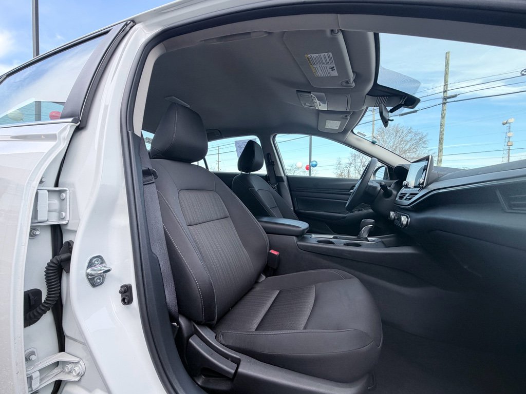 Used 2025 Nissan Altima 2.5 SV image 14