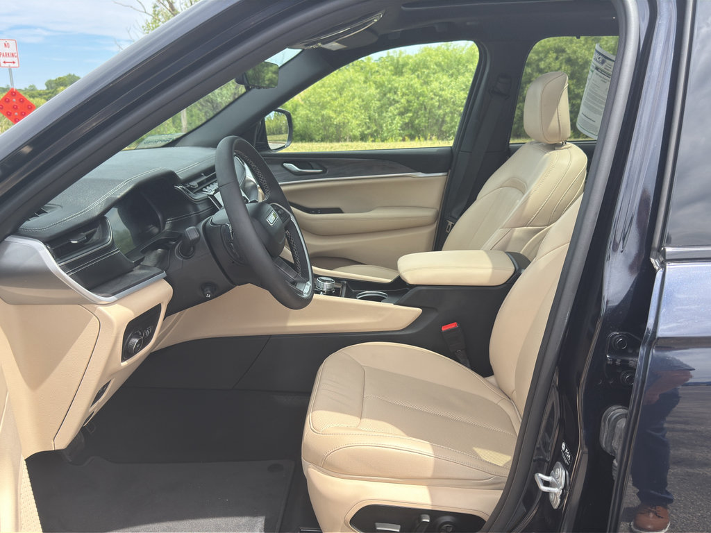 Used 2024 Jeep Grand Cherokee Limited w/ Luxury Tech Group II AWD/4WD image 13