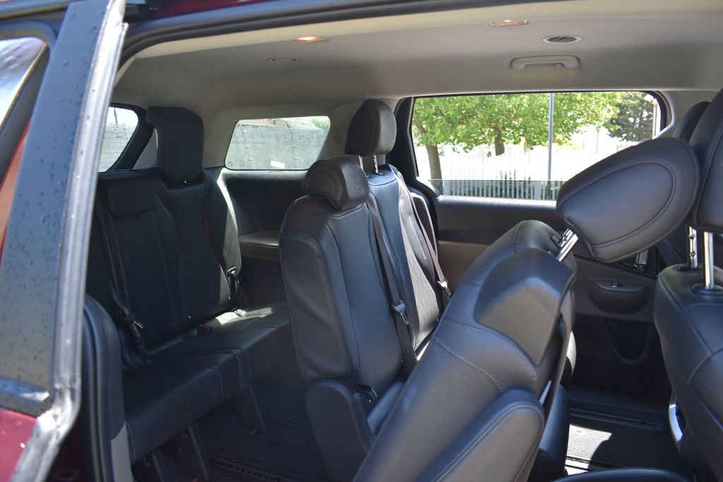 Used 2025 Kia Carnival FWD image 31