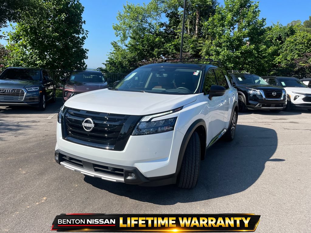 Used 2025 Nissan Pathfinder Platinum FWD image 4