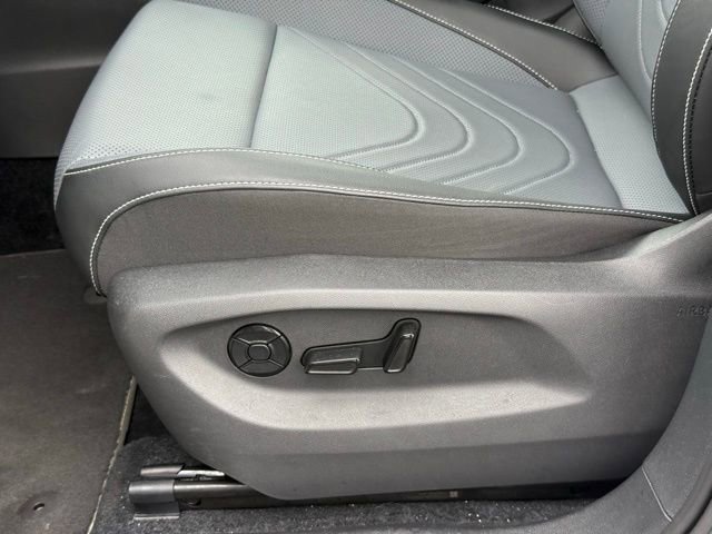 Certified 2025 Volkswagen Tiguan SE w/ Panoramic Sunroof Package AWD/4WD image 12