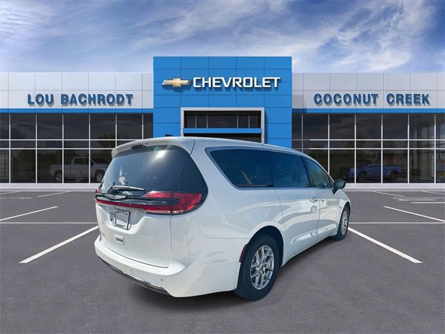 Used 2024 Chrysler Pacifica Touring image 8