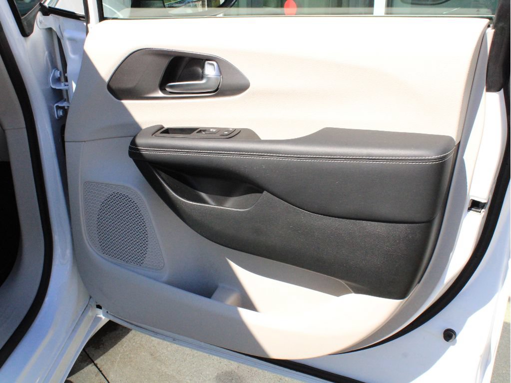Used 2023 Chrysler Pacifica Touring-L AWD/4WD image 26