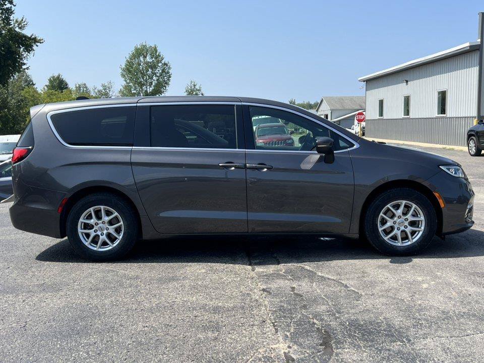 Used 2023 Chrysler Pacifica Touring FWD image 39