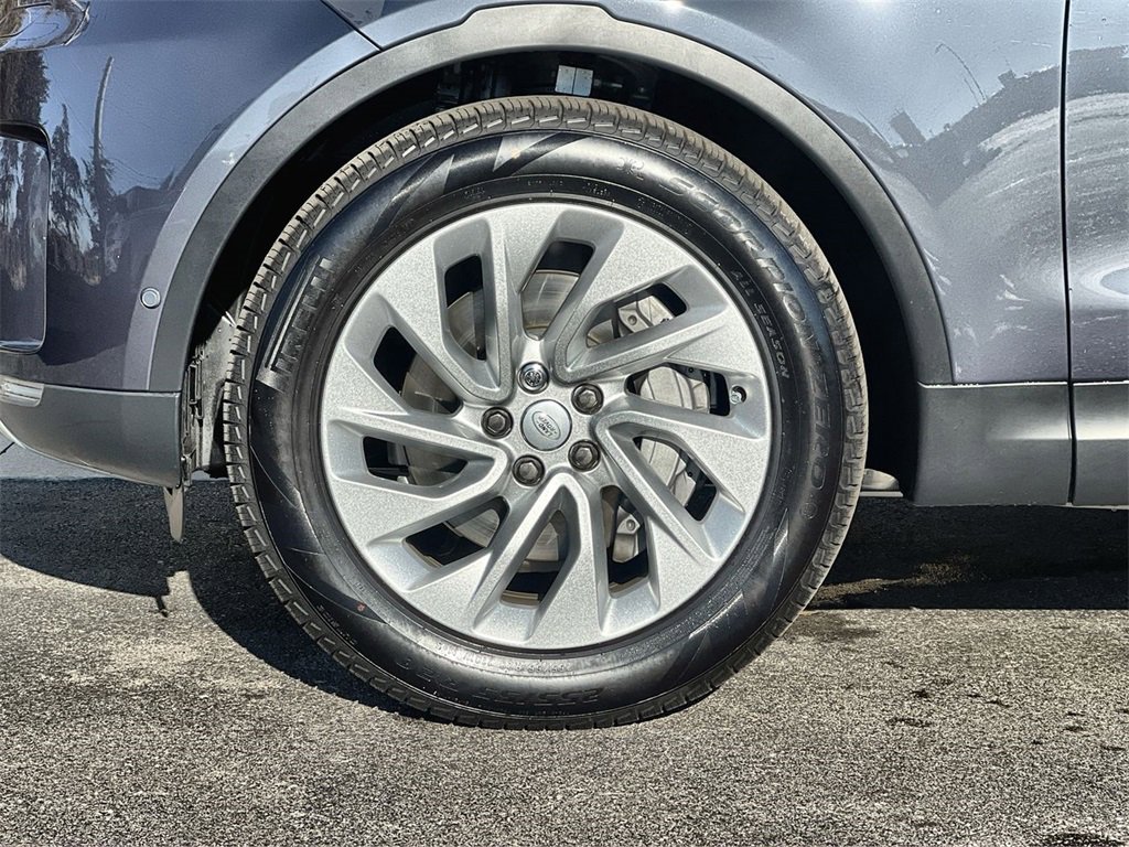 Certified 2025 Land Rover Discovery S image 10