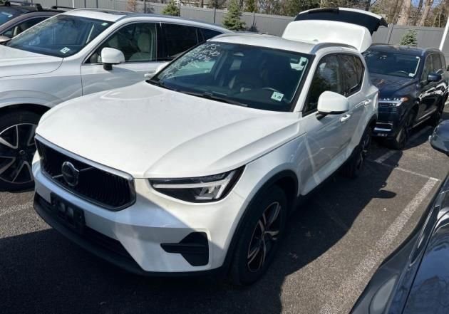 Used 2023 Volvo XC40 B5 Core w/ Convenience Package AWD/4WD image 2