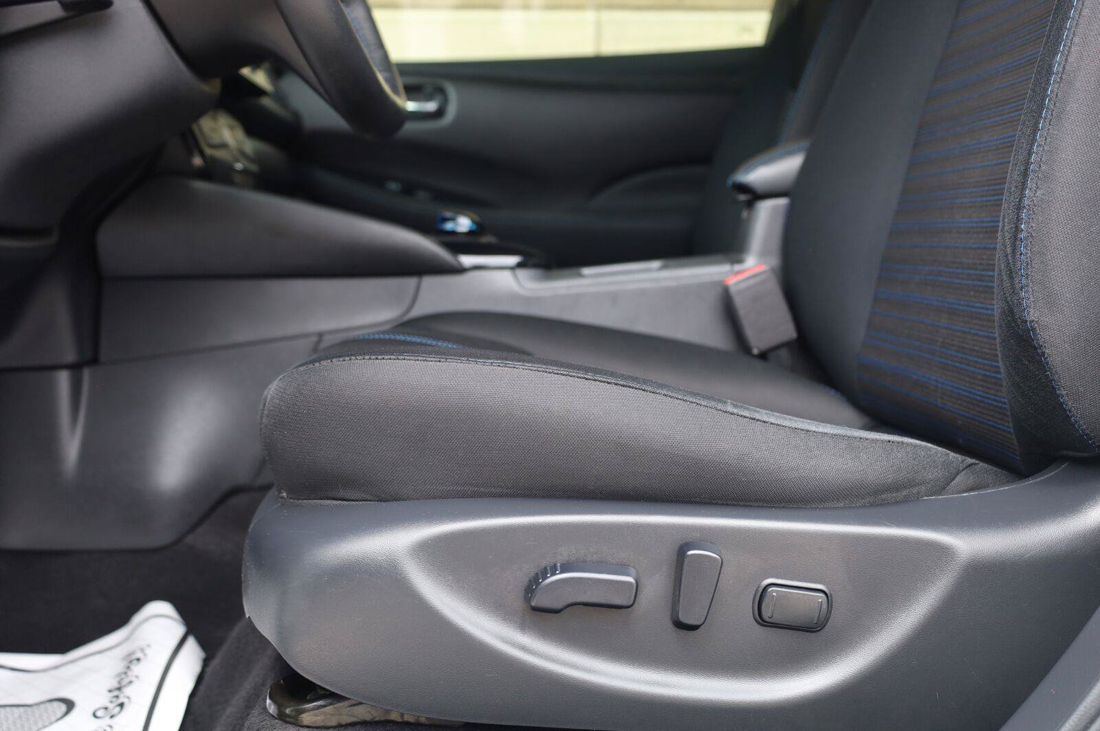 Used 2018 Nissan Leaf SV w/ SV Technology Package FWD image 16