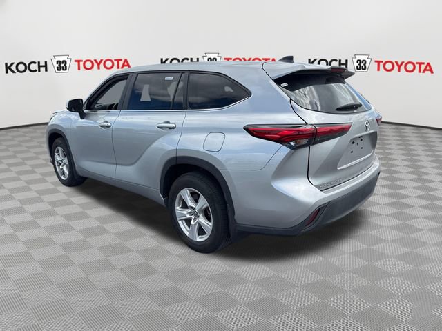 Used 2023 Toyota Highlander L FWD image 3