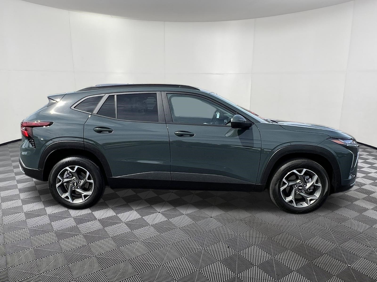 Used 2025 Chevrolet Trax LT FWD image 7