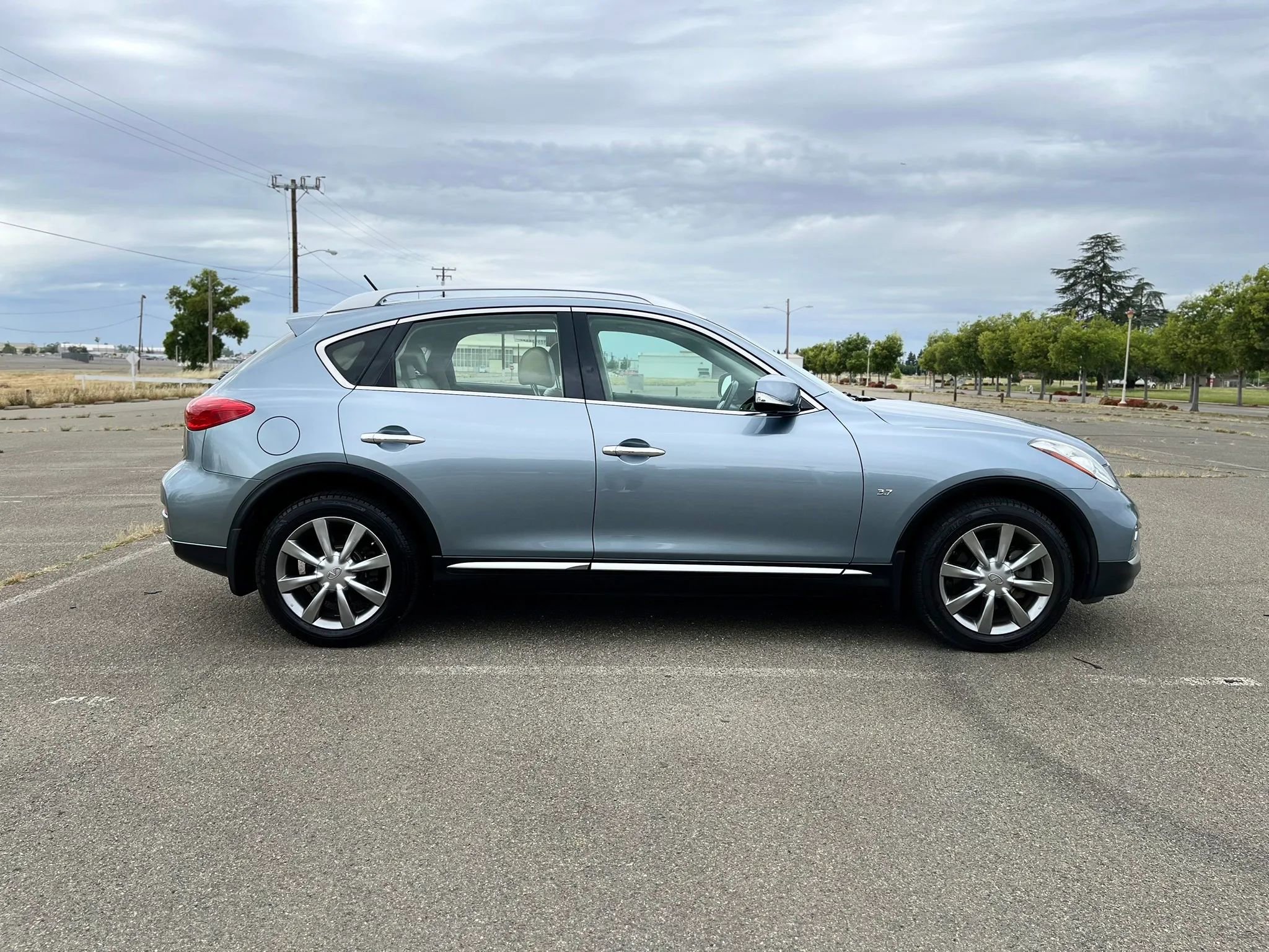 Used 2016 INFINITI QX50 2WD w/ Premium Plus Package image 4
