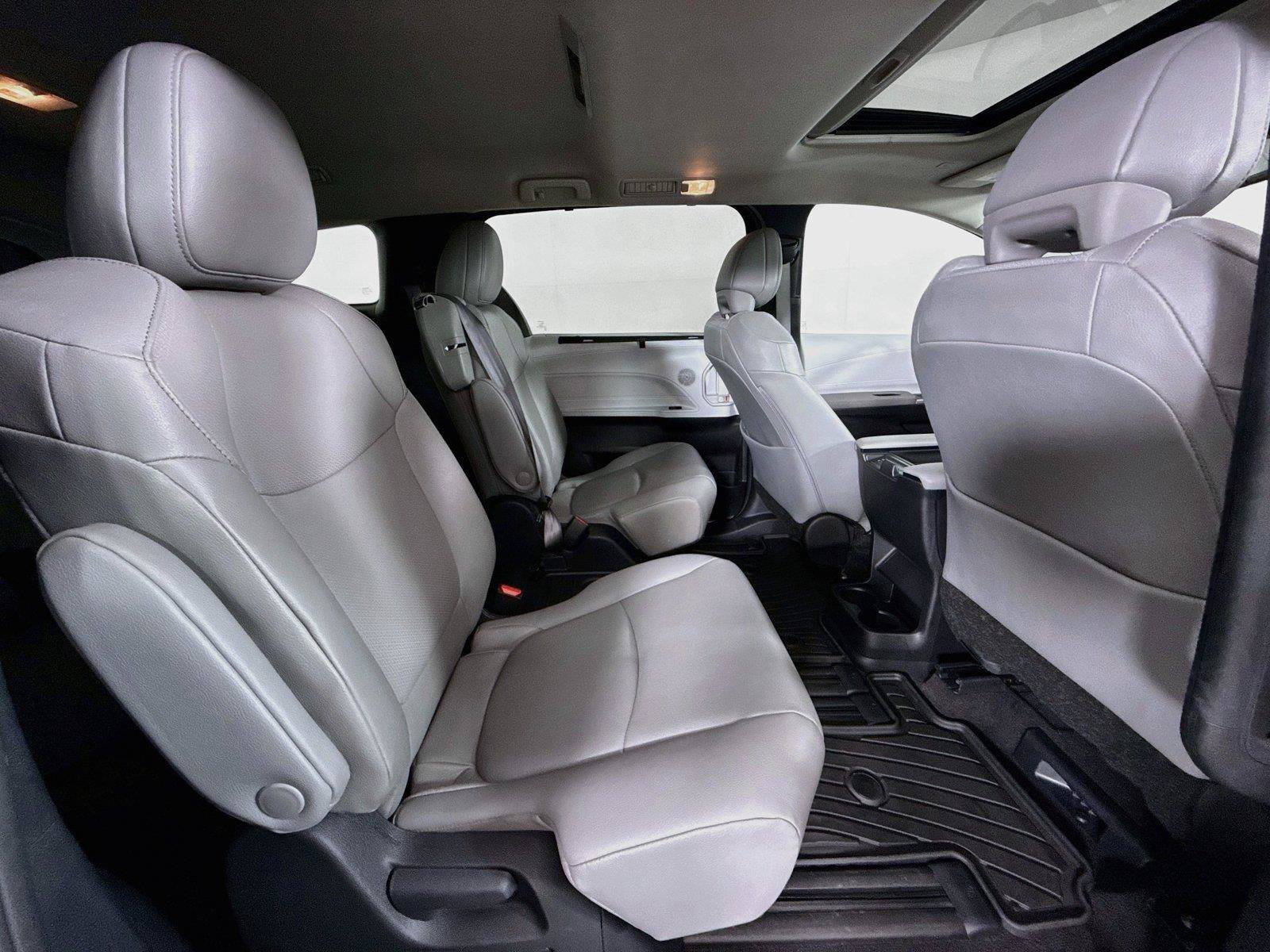 Certified 2025 Toyota Sienna XLE FWD image 40