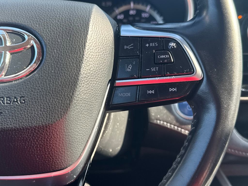 Used 2020 Toyota Highlander XLE AWD/4WD image 22