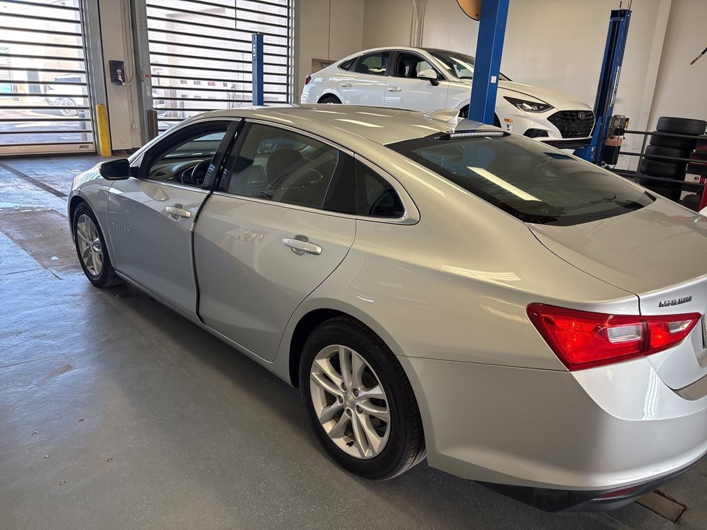Used 2017 Chevrolet Malibu LT image 3