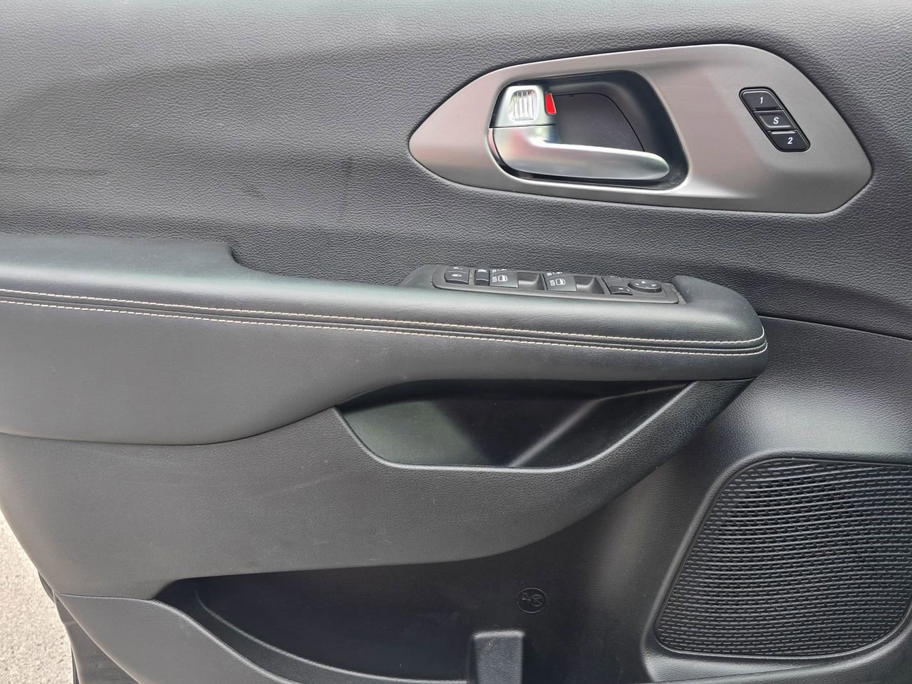 Used 2025 Chrysler Pacifica Select FWD image 8