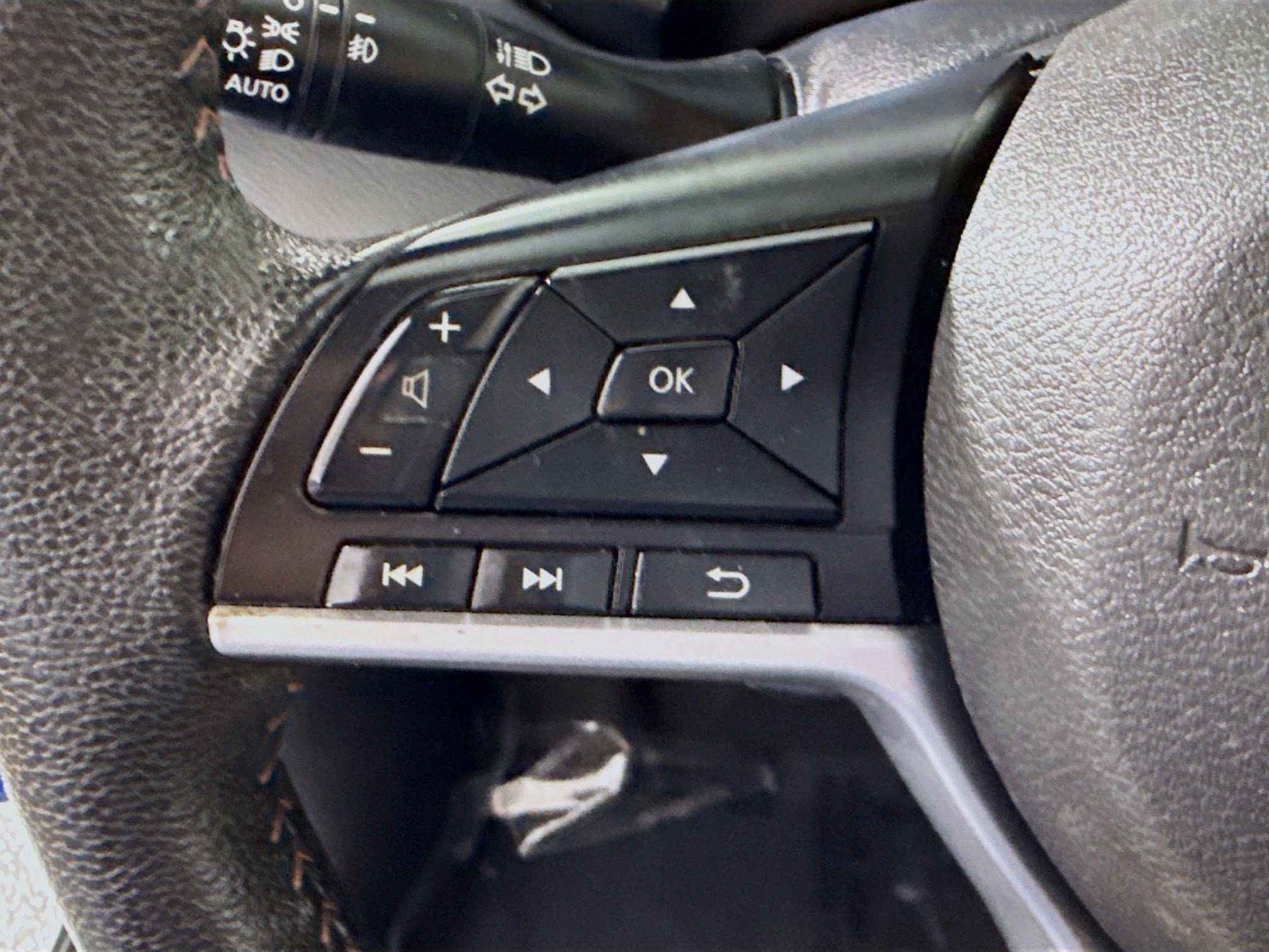 Used 2021 Nissan Kicks SR FWD image 14