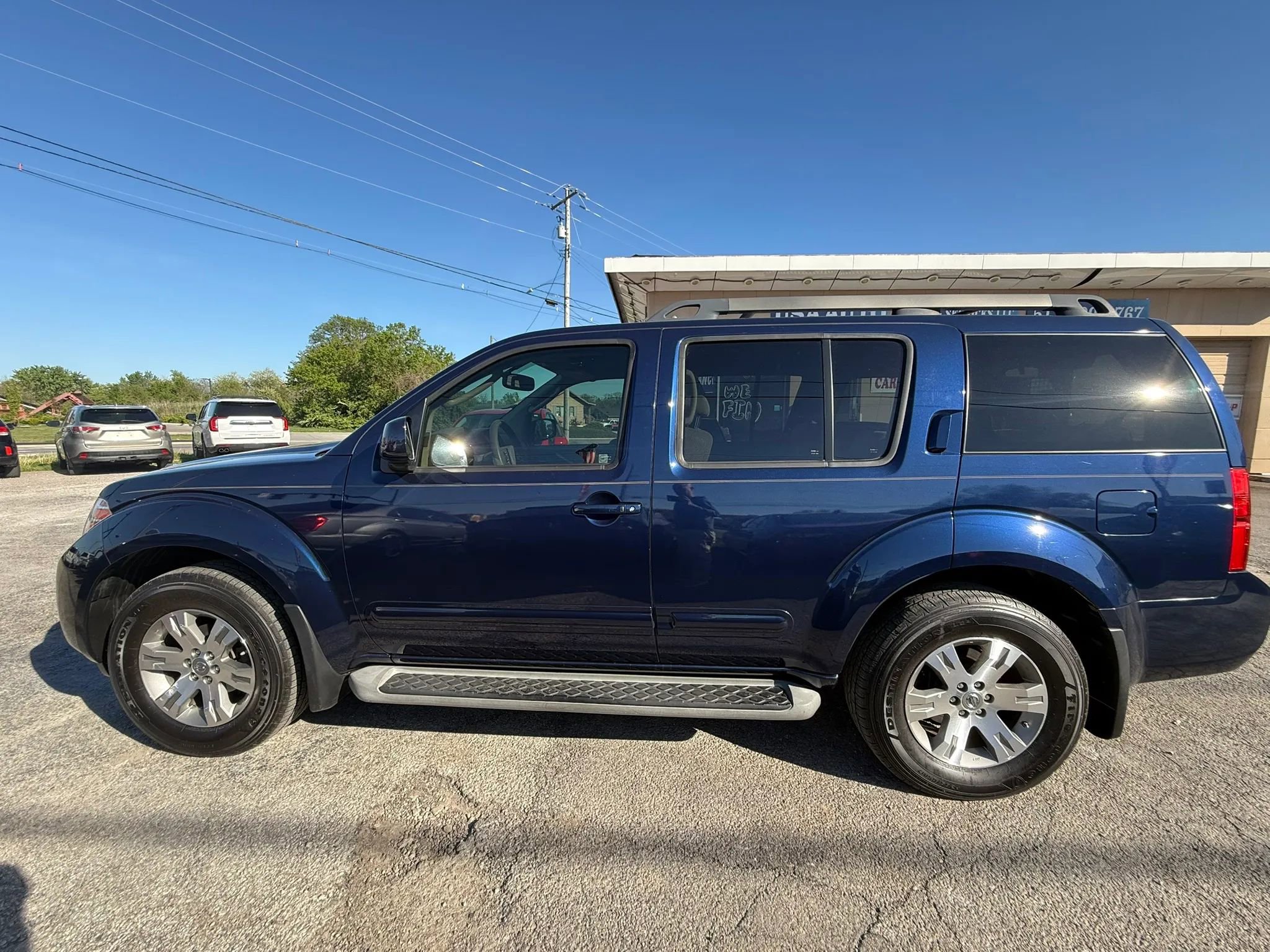 Used 2010 Nissan Pathfinder SE w/ SE Premium Journey Pkg RWD image 3