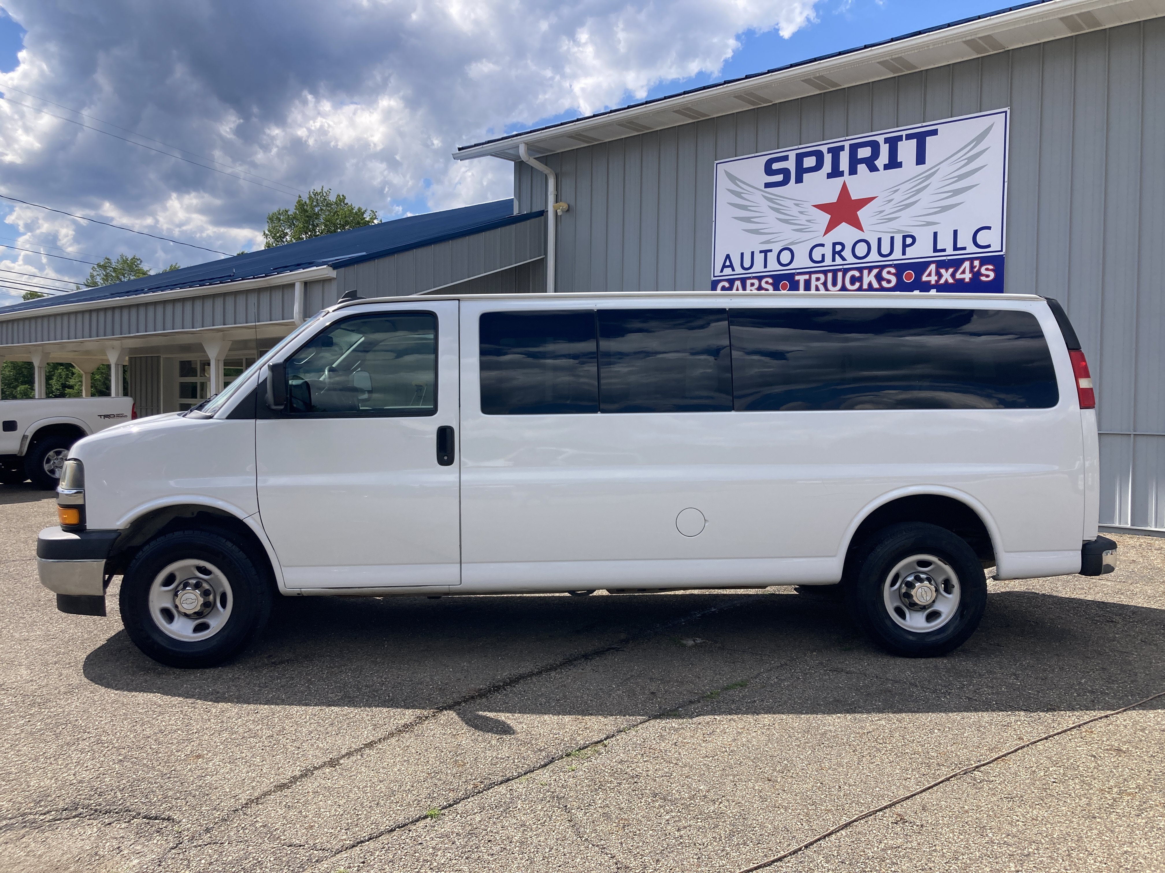 Used 2018 Chevrolet Express 3500 LT w/ LT Preferred Equipment Group RWD image 2