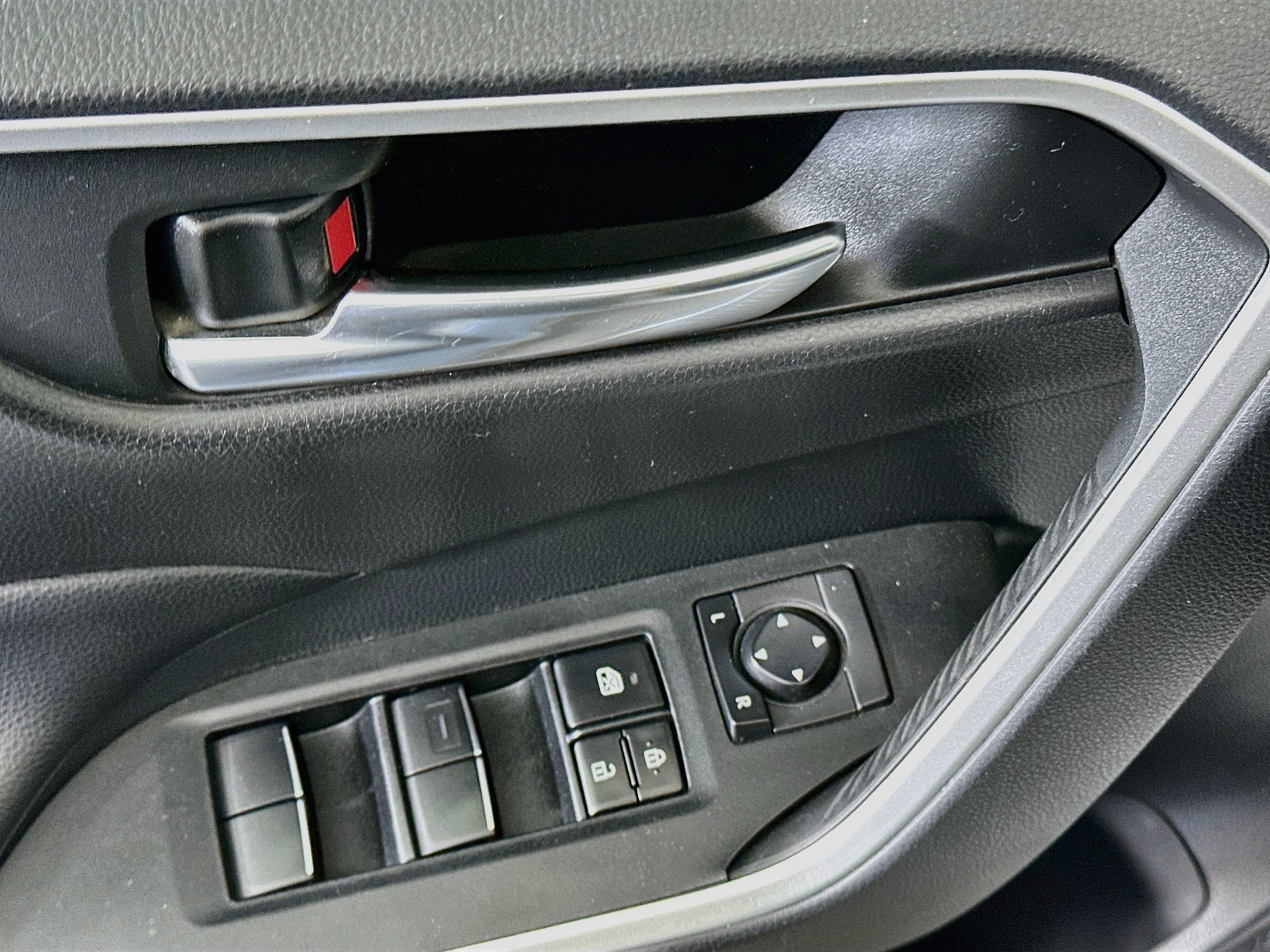 Used 2020 Toyota RAV4 XLE Premium w/ Carpet Mat Package FWD image 15