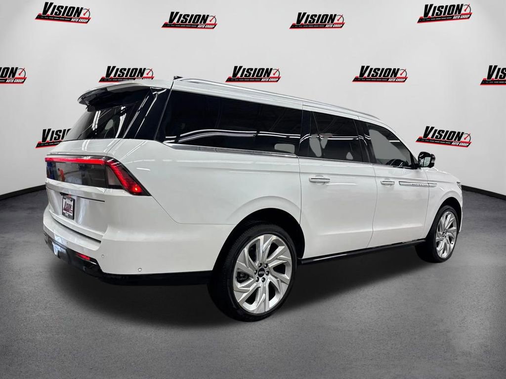 Used 2025 Lincoln Navigator L Reserve image 5