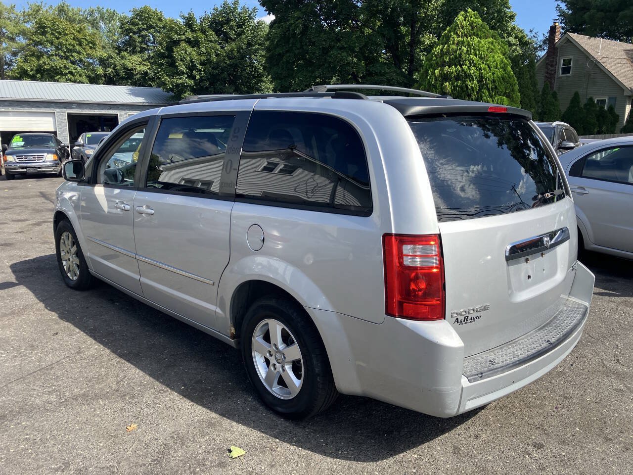 Used 2010 Dodge Grand Caravan SXT FWD image 9