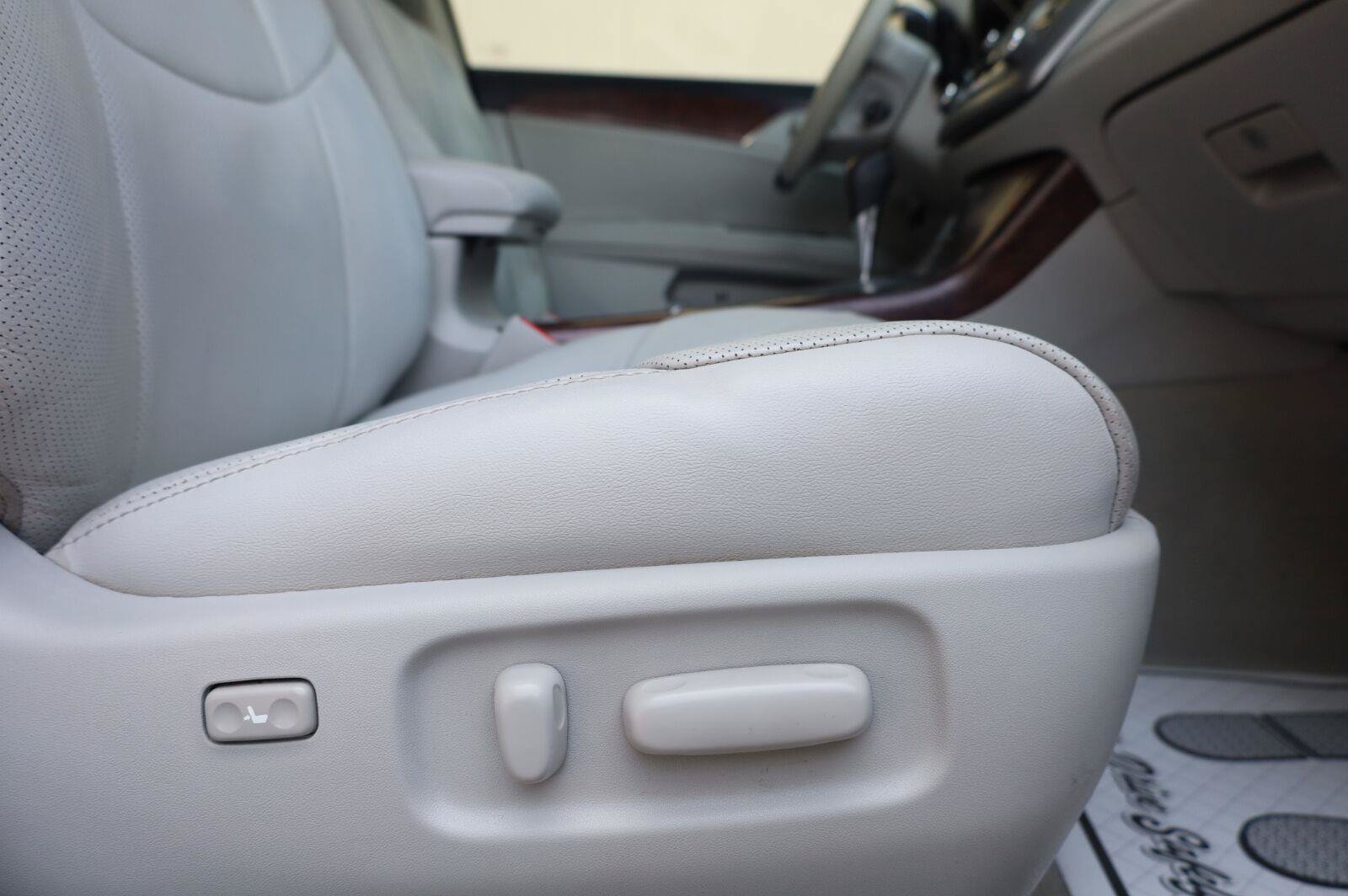 Used 2011 Toyota Avalon Limited FWD image 31