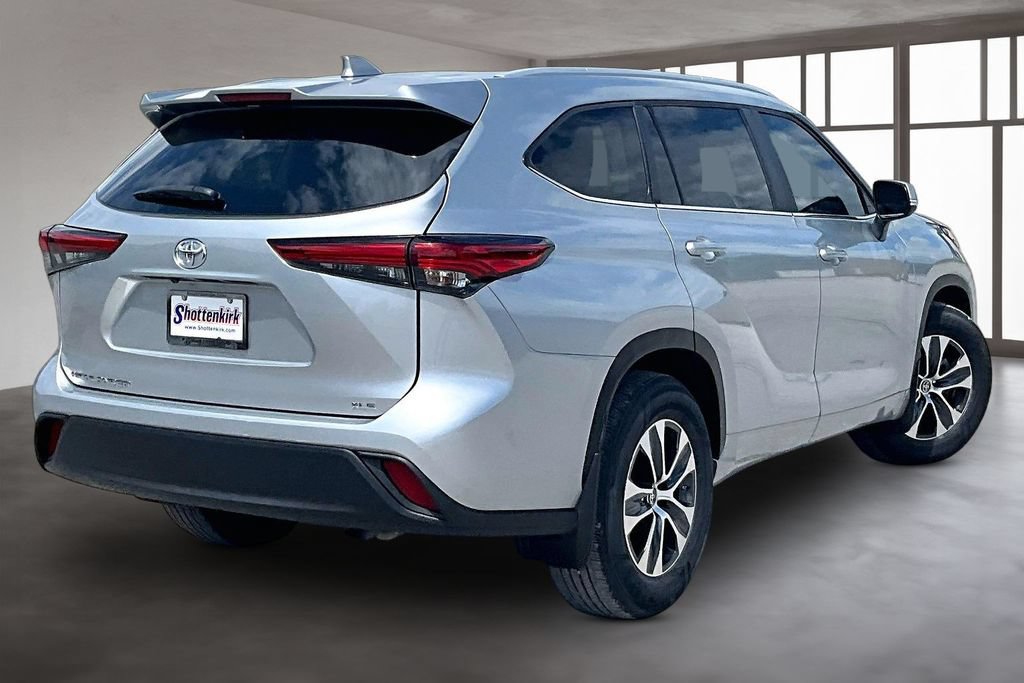 Used 2023 Toyota Highlander XLE FWD image 6