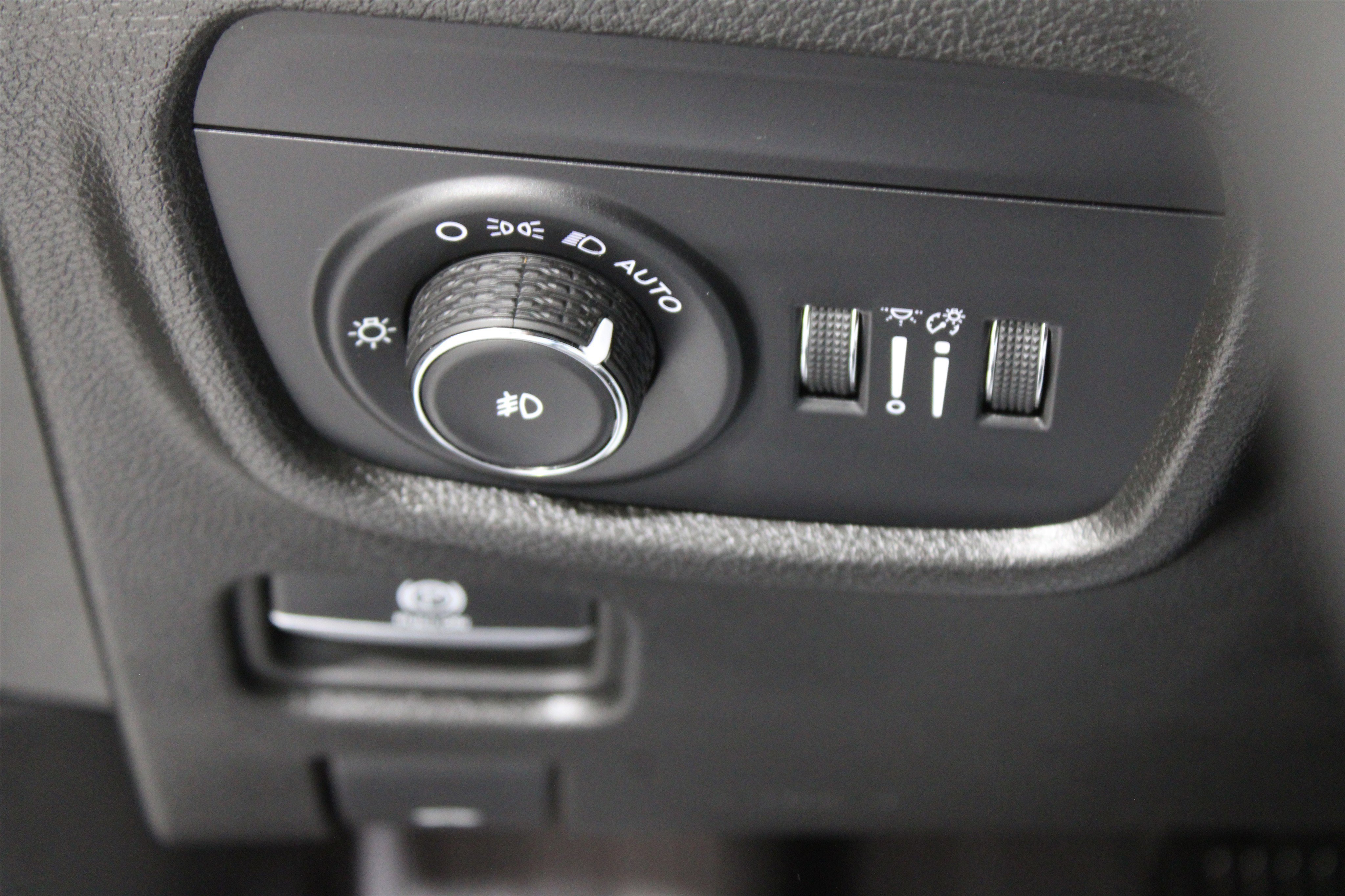 Used 2024 Jeep Grand Cherokee L Limited w/ Black Appearance Package image 9