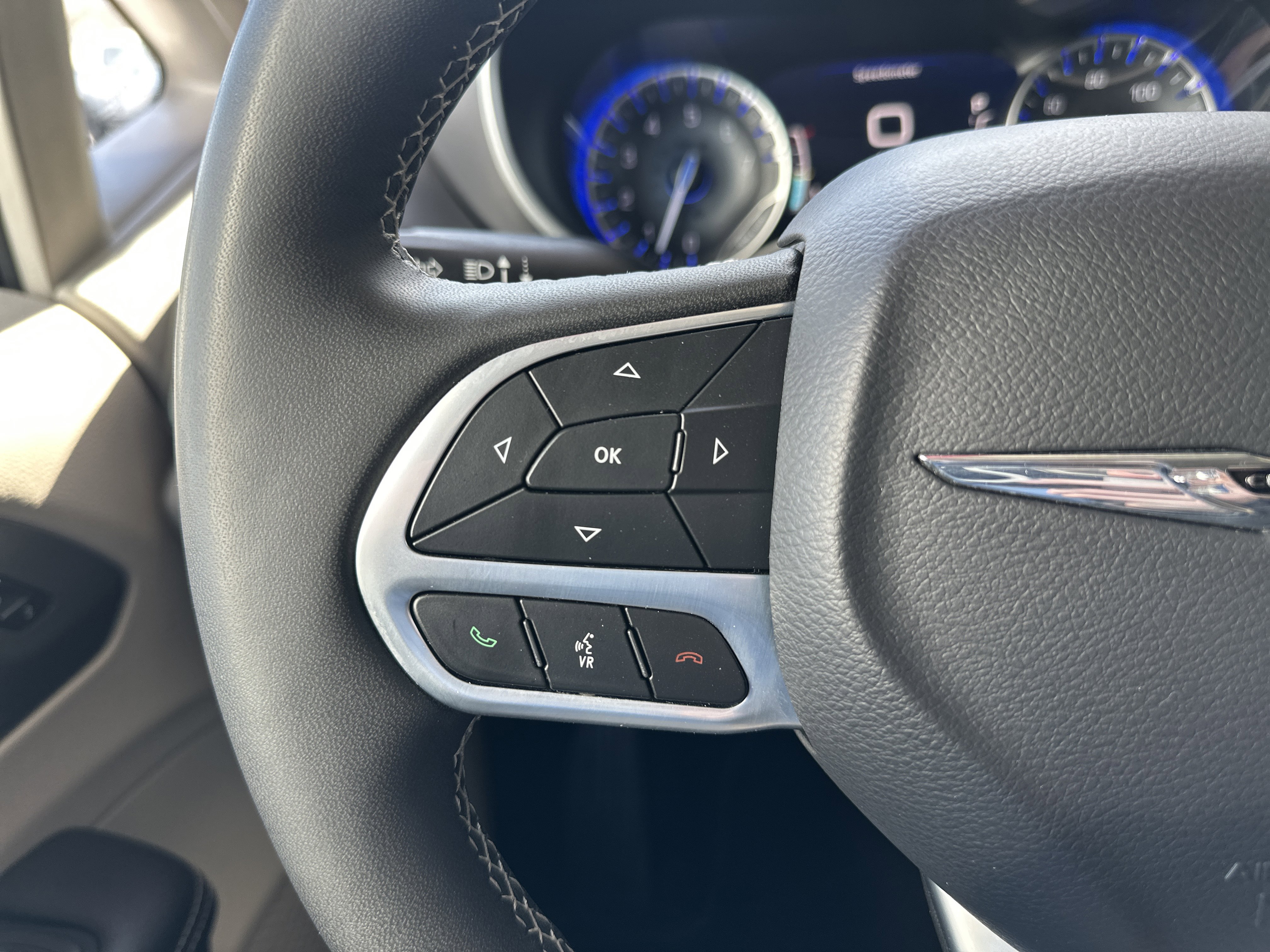 Used 2024 Chrysler Pacifica Touring-L image 27