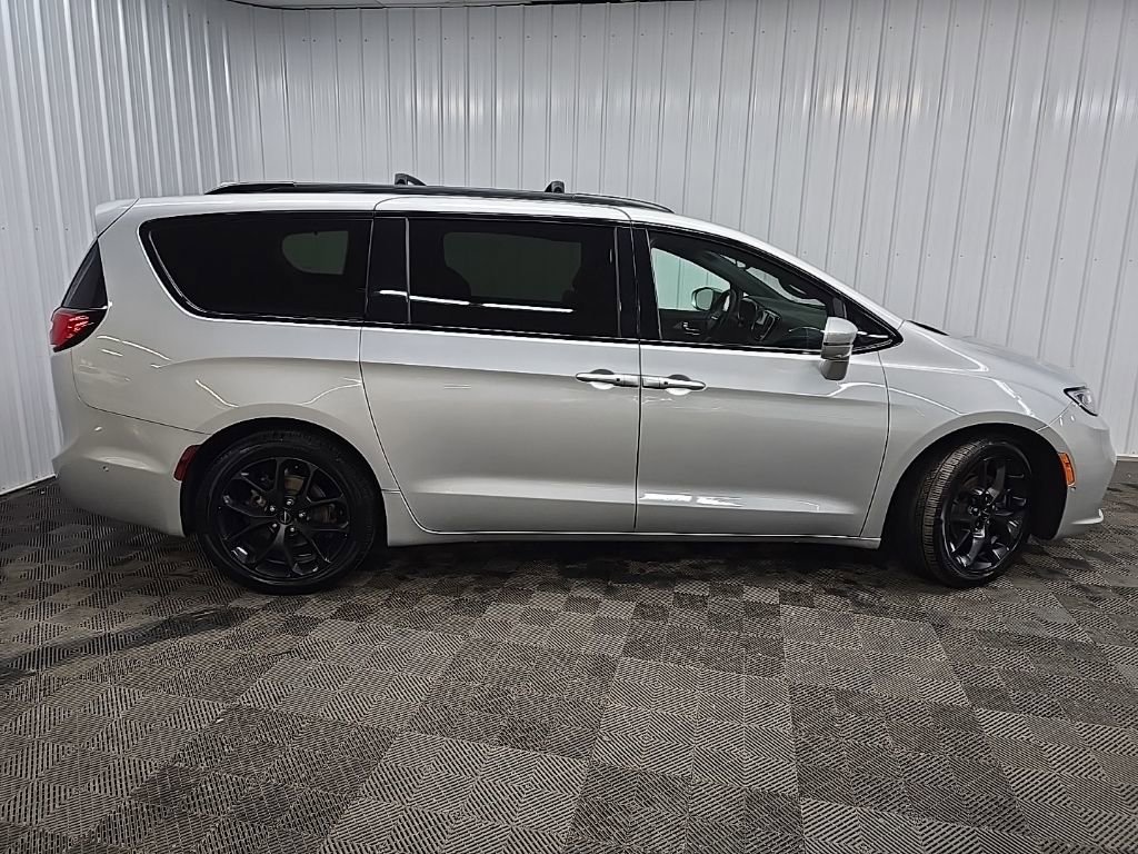 Used 2022 Chrysler Pacifica Limited w/ S Appearance Package image 2