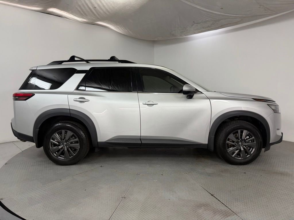 Used 2023 Nissan Pathfinder SV image 5