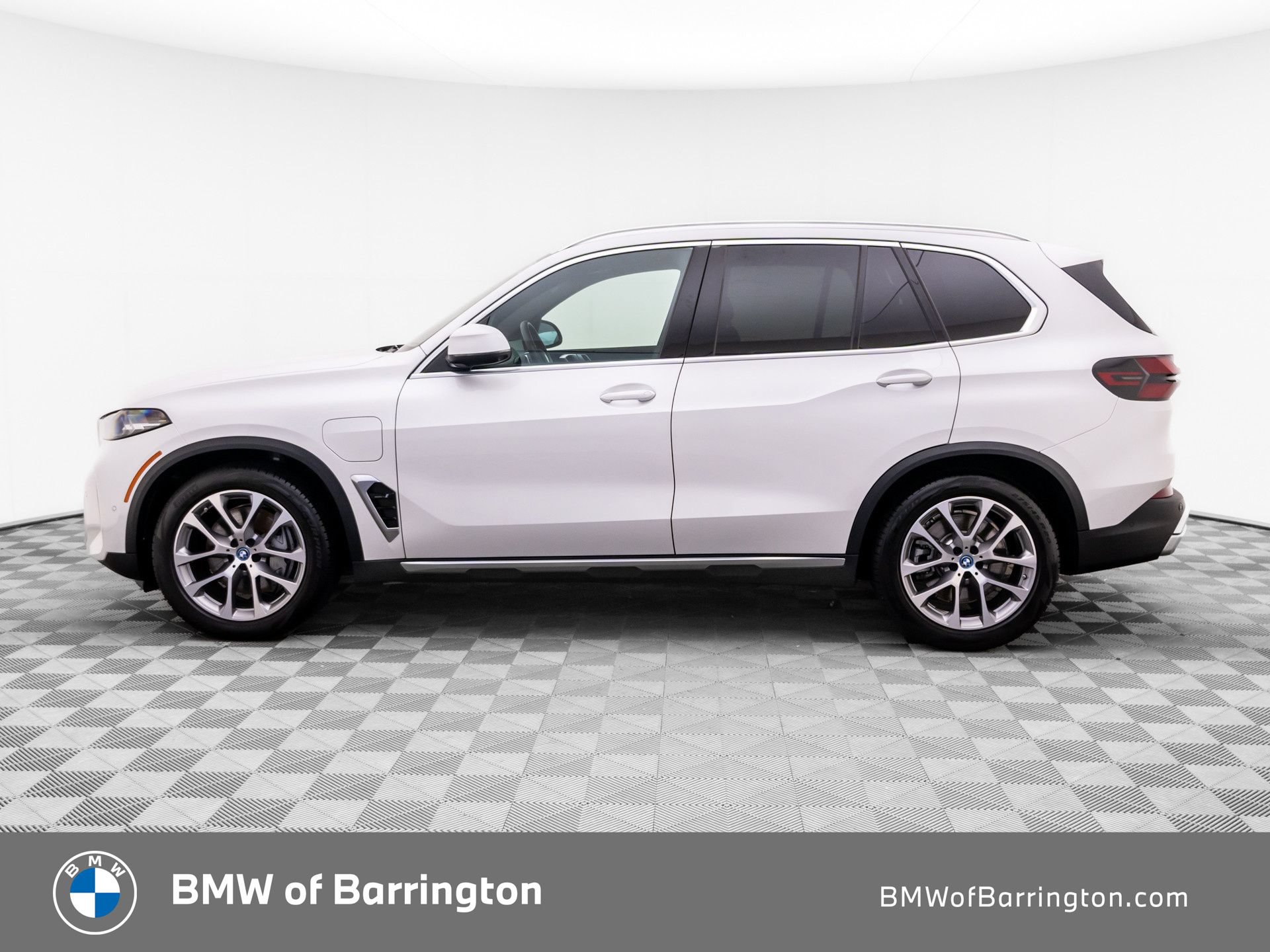 Used 2024 BMW X5 xDrive50e w/ Parking Assistance Package AWD/4WD video 2