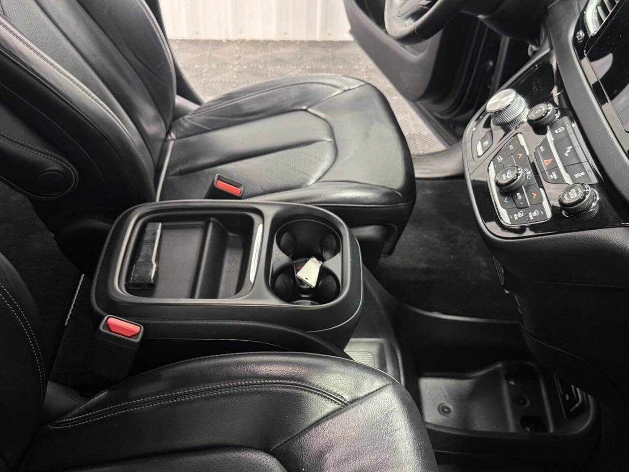 Used 2018 Chrysler Pacifica Touring-L w/ Premium Audio Group image 19