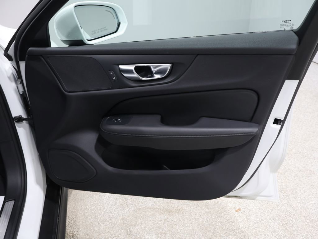 Used 2025 Volvo V60 B5 Cross Country Plus image 23