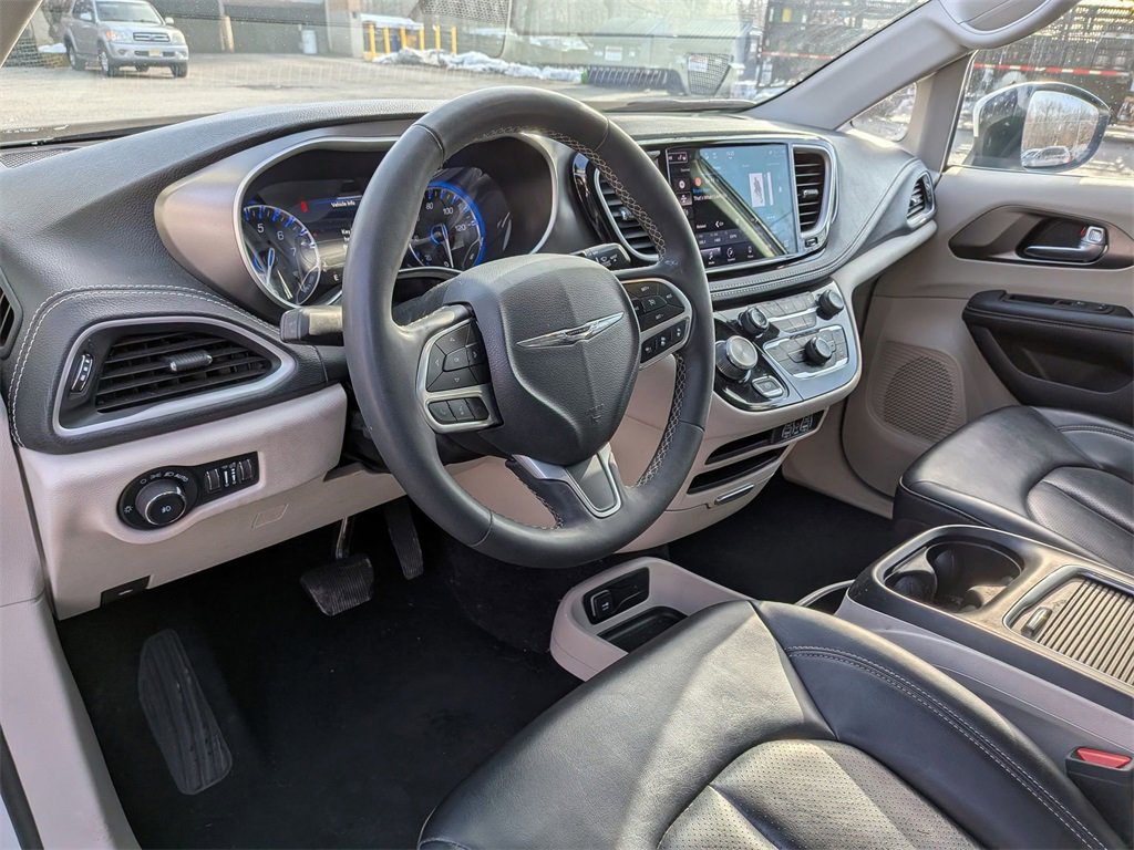 Certified 2023 Chrysler Pacifica Touring-L image 11