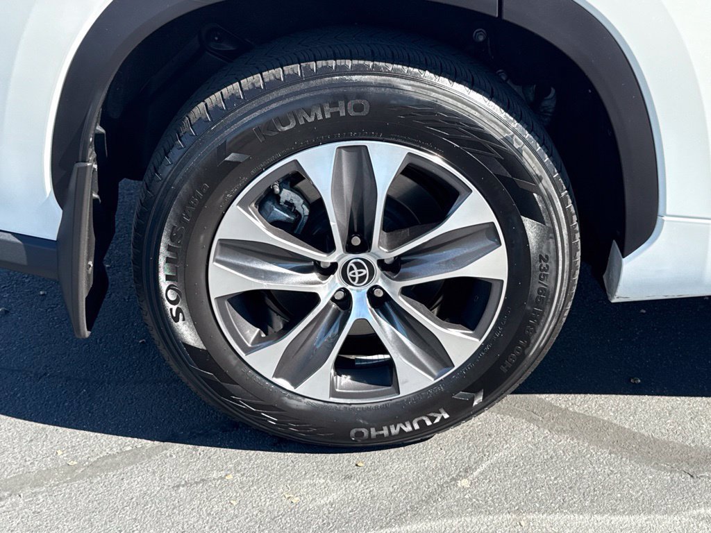 Used 2022 Toyota Highlander XLE FWD image 13