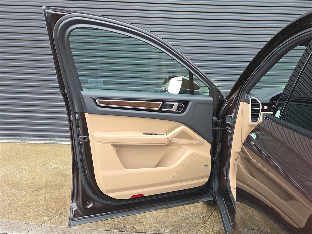 Used 2021 Porsche Cayenne Coupe image 6