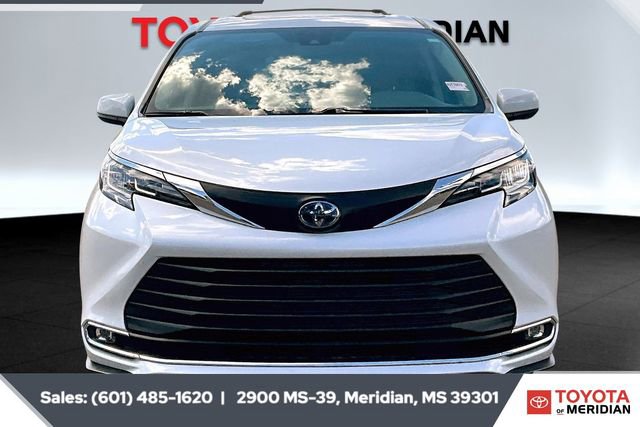 Used 2022 Toyota Sienna XLE image 3