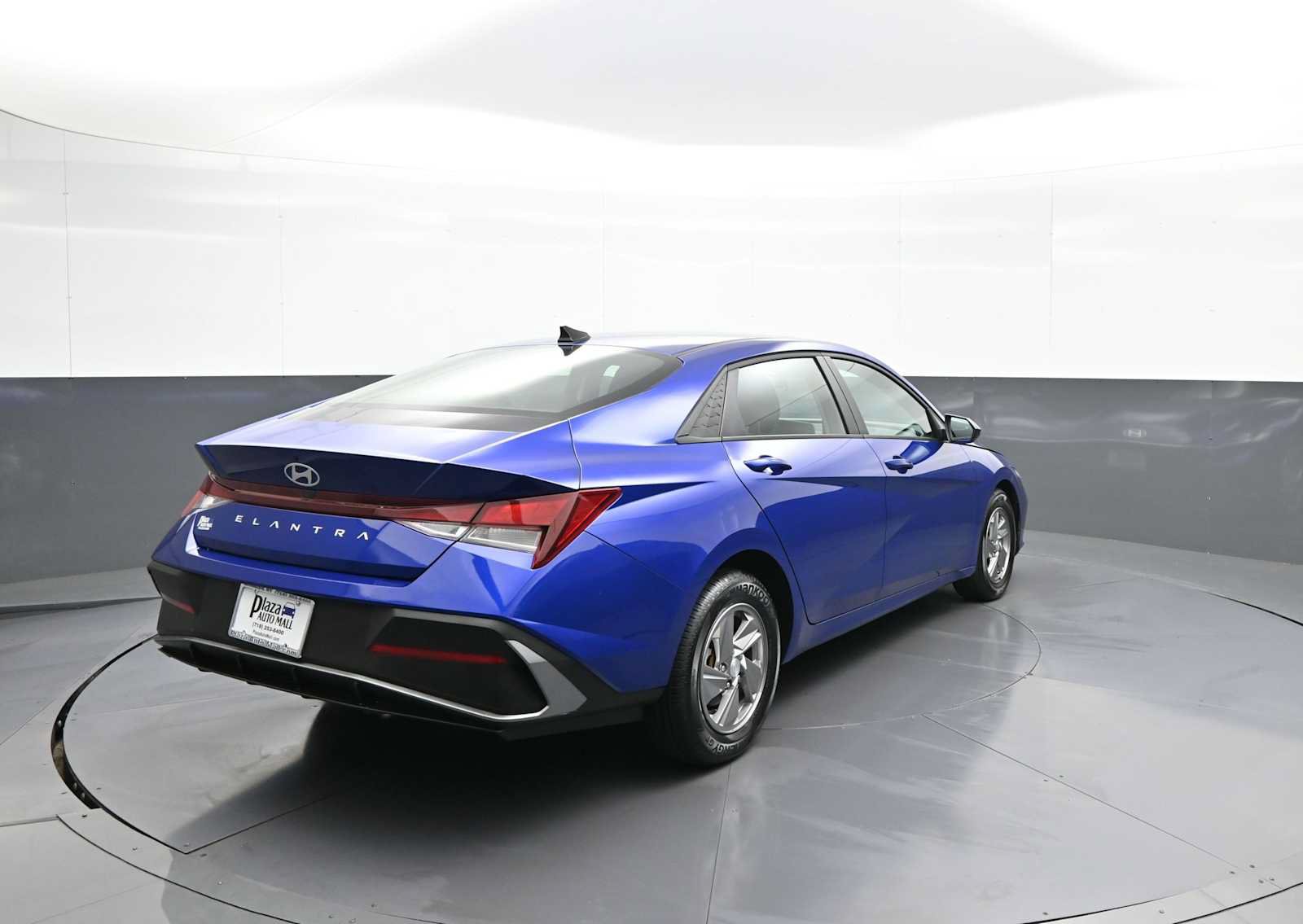 Certified 2025 Hyundai Elantra SE w/ Cargo Package FWD image 5