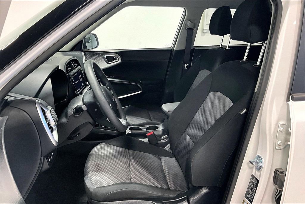 Used 2025 Kia Soul LX FWD image 32