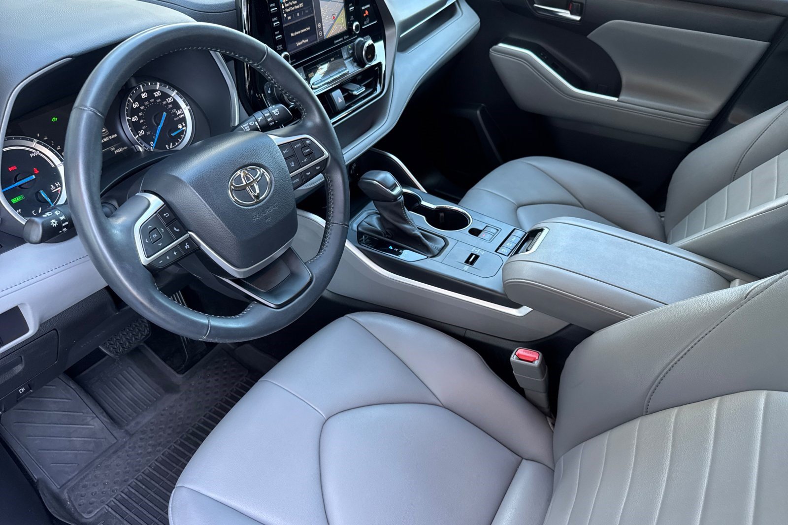 Used 2022 Toyota Highlander XLE AWD/4WD image 4