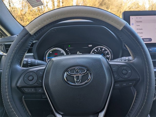 Used 2024 Toyota Venza XLE image 12