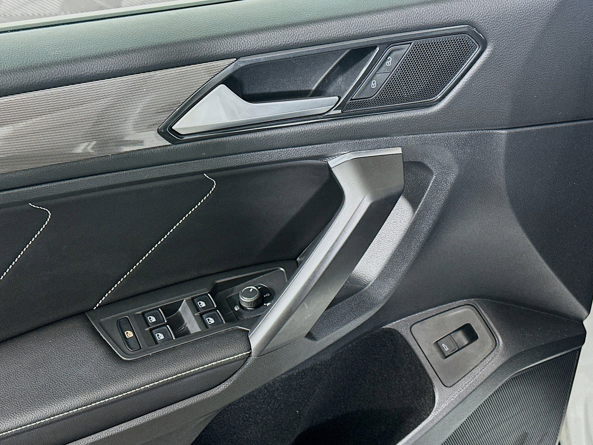 Used 2022 Volkswagen Tiguan SE w/ Panoramic Sunroof Package image 15