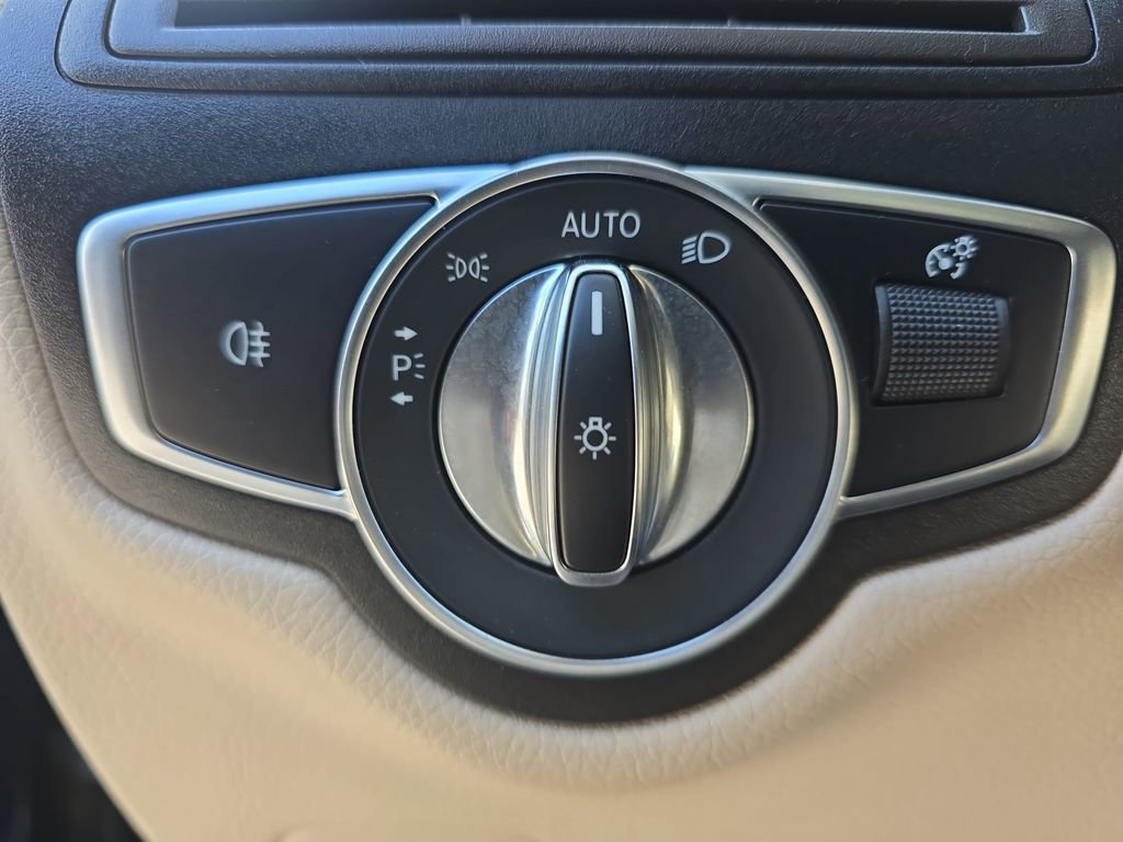 Used 2022 Mercedes-Benz GLC 300 image 30